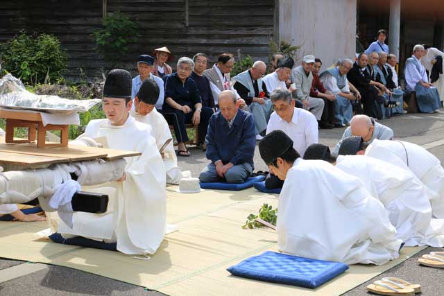 秋房で神事