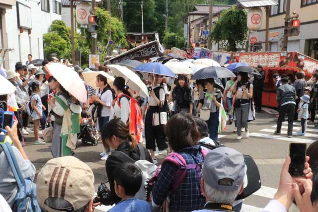青海神社を出発して宮大門を曲がって大通りへ