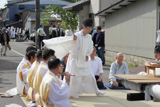 秋房で神事