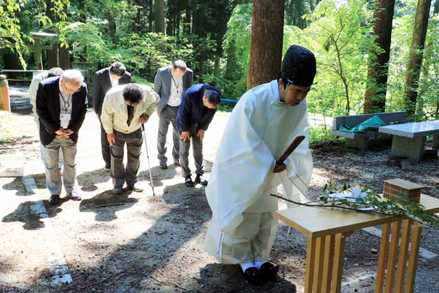 通行禁止になっている弥彦山登山道・表参道ルートの登山口で祈願祭