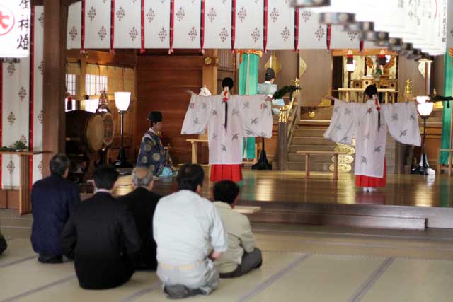 弥彦神社拝殿で祈願祭