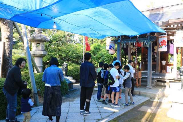 拝殿で参拝する人たち