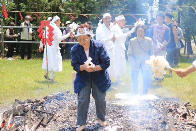 燕市の不動大社で春季大祭の火渡り