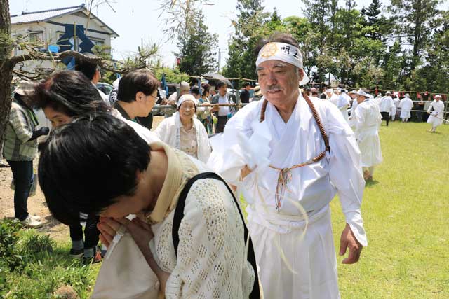 参拝者のけがれを払う