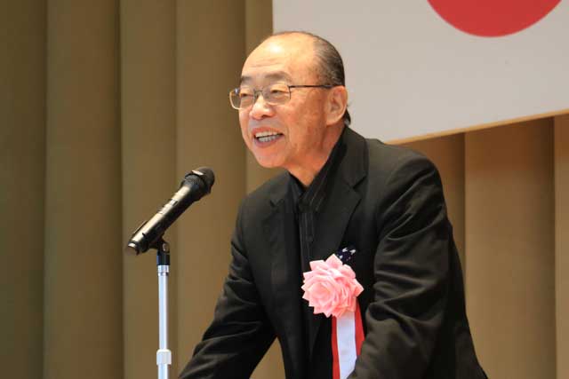 あいさつする小椋佳さん