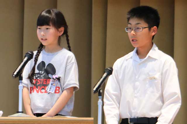 6年村上さん(左)と9年河村さんが誓いの言葉