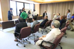 午前8時半から行われている田上町の町長選と町議補選の立候補者の受け付け