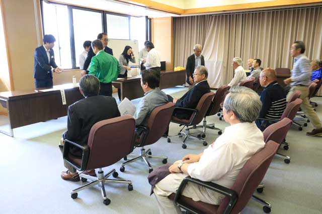 午前8時半から行われている田上町の町長選と町議補選の立候補者の受け付け