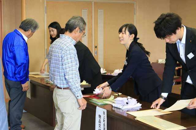 選挙用の物品「7つ道具」を受け取ると足早に各陣営へ