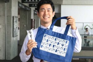 第1弾の賞品のチタン製スプーンとオリジナルトートバッグ