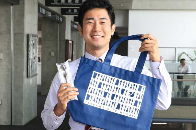 第1弾の賞品のチタン製スプーンとオリジナルトートバッグ