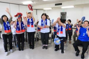 三条市役所で酒井高徳選手の代表入りの発表に喜びを爆発させるファン