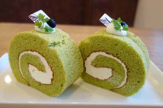 ROOTSとコラボレーションして開発した「内山農園のこまつなロールケーキ」
