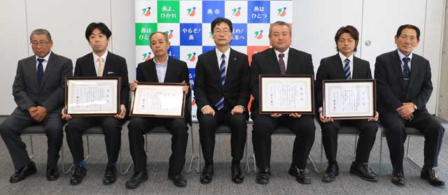 表彰状を持つ被表彰者は左から土田組の土田竜也専務取締役、春木建設の春木和哉代表取締役、青山組の柄沢宏吉代表取締役、蒲原設備工業の平倉隆生代表取締役
