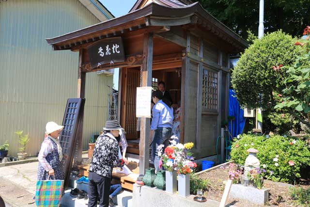 社の中を掃除して地蔵の衣も祭り用に着せ替えた