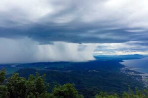 県央画廊 弥彦山頂奥宮から長岡市方向に広がる壮大な雨柱
