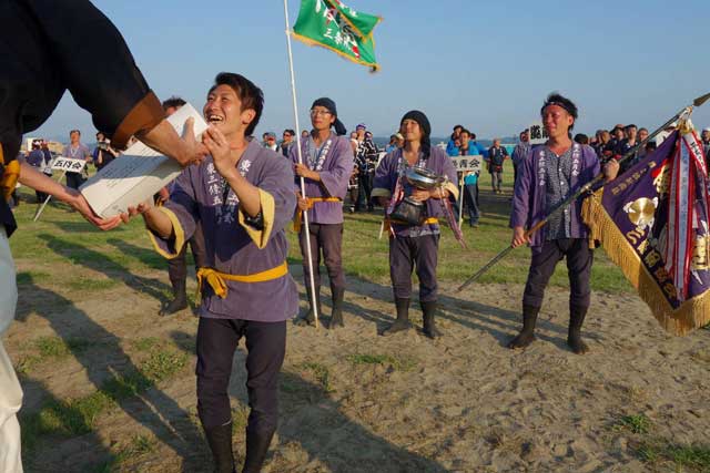 表彰式で最高得点優勝8連覇の東三条五月会