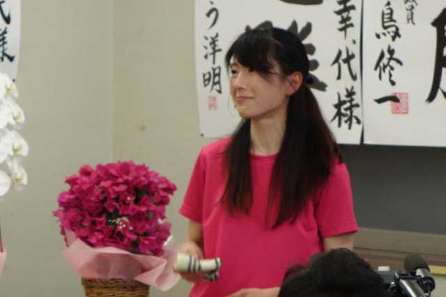 ハンカチを手に頭を下げる今井氏