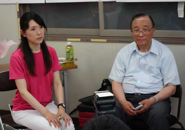 佐藤前町長と並んで開票を待つ