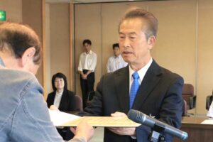 一夜明けて田上町長選、町議補選の当選証書を付与