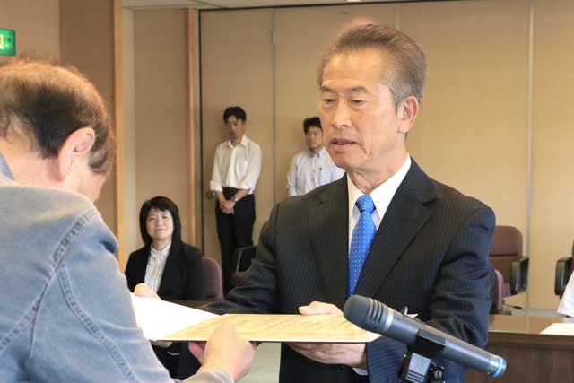 田上町長選に当選した佐野氏に当選証書を付与