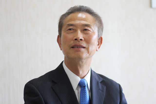 報道関係者の質問に答える佐野氏