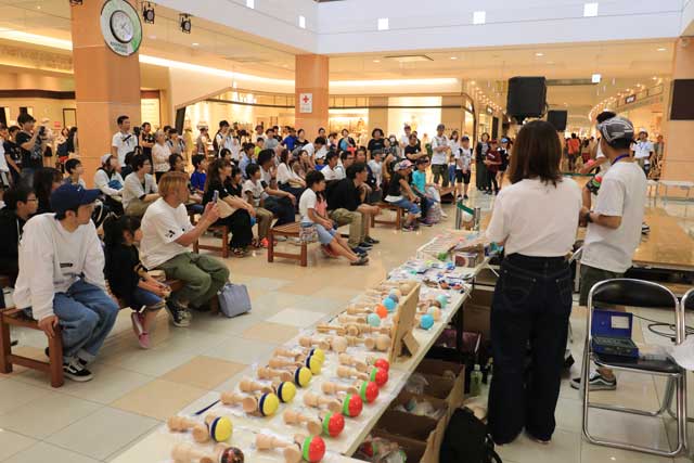 長岡市のリバーサイド千秋で開かれたけん玉フェスティバル「潟剣」