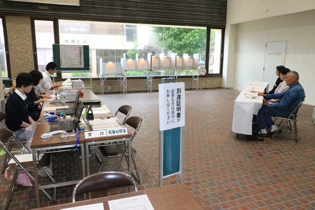燕庁舎の期日前投票所