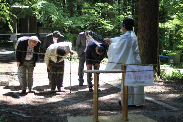 5月22日に表参道登山道入り口で行われた復旧工事の安全祈願祭