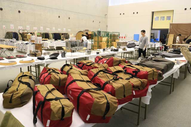 旧工場でB級品抽選販売、アパレルアウトレット販売