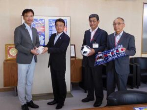 国定市長に「かもめ~る」を手渡す