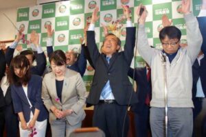 万歳する花角氏