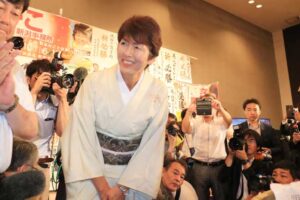 和服で陣営に姿を現した池田氏