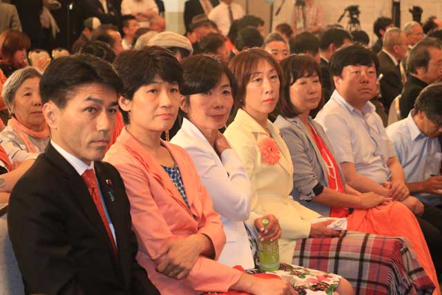 開票速報を見守る池田氏を応援した国会議員ら