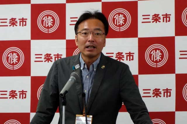 記者会見する国定市長