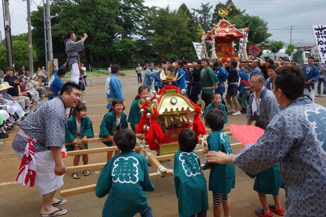 純金みこしと子どもみこし