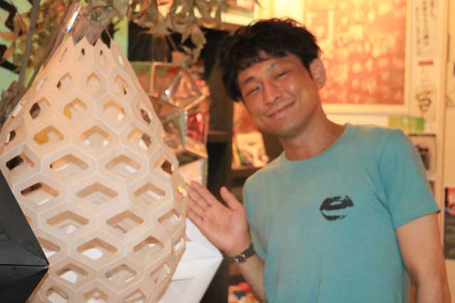 「バー・ベロニカ」で作品展を開いている折り紙造形作家の近藤隆明さん