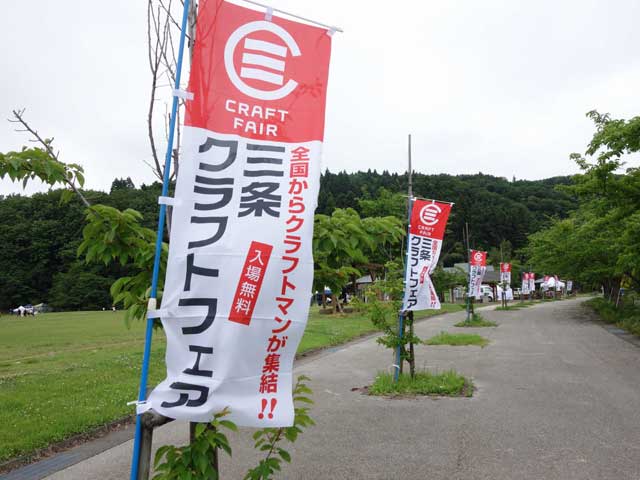 会場にのぼりを立てて準備