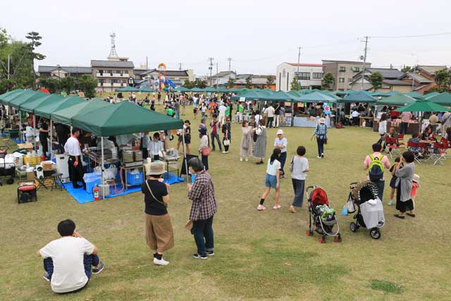 1.2万人の人出だった初めて一ノ木戸ポプラ公園を会場に開かれた三条マルシェ