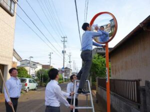 三条信用金庫職員総出でカーブミラーの清掃