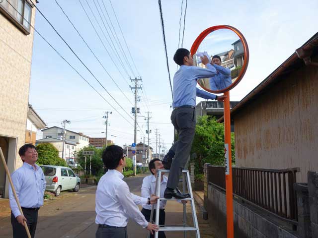 三条信用金庫職員総出でカーブミラーの清掃
