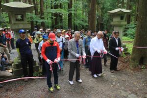 弥彦山で2カ月遅れの山開き 一般参加も約150人