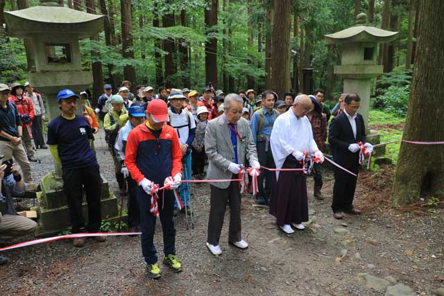 弥彦山表参道登山道の入り口でテープカット