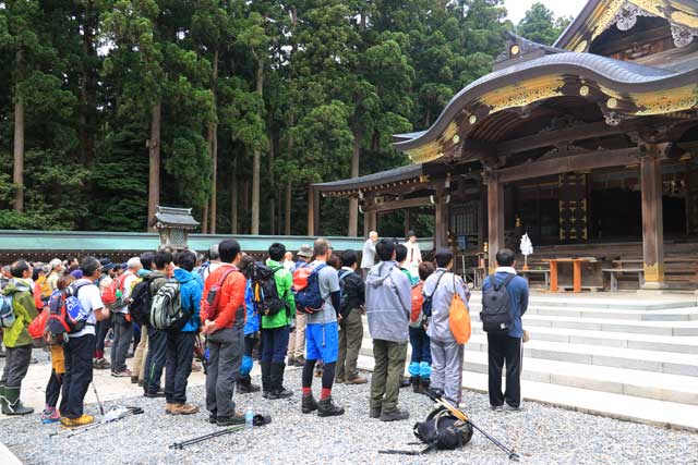弥彦神社拝殿でおはらい