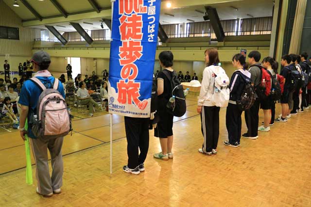 隊列の運行を寸劇仕立てで説明する学生スタッフ