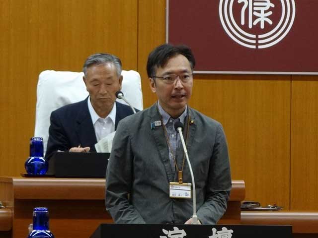 提出議案説明を行う国定市長