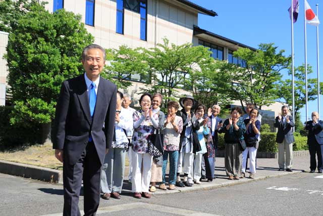 支持者も出迎えに集まった