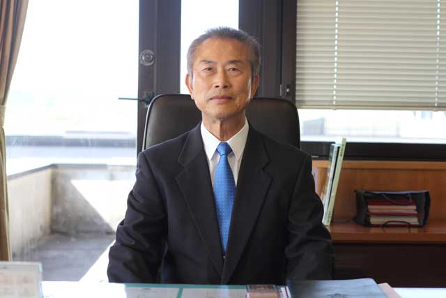 町長の席に座った佐野町長