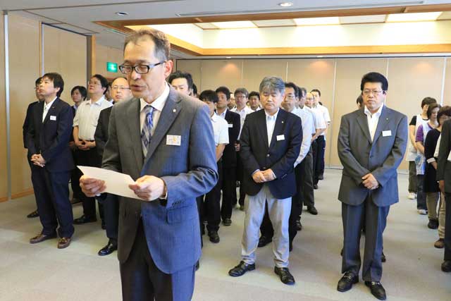 職員を代表して吉沢総務課長が歓迎の言葉