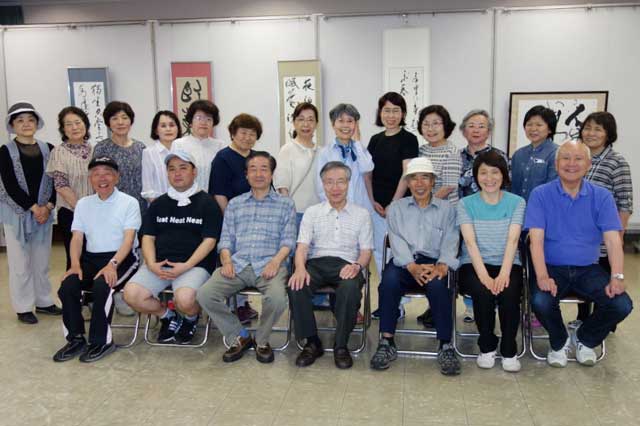 展示作業に集まった会員